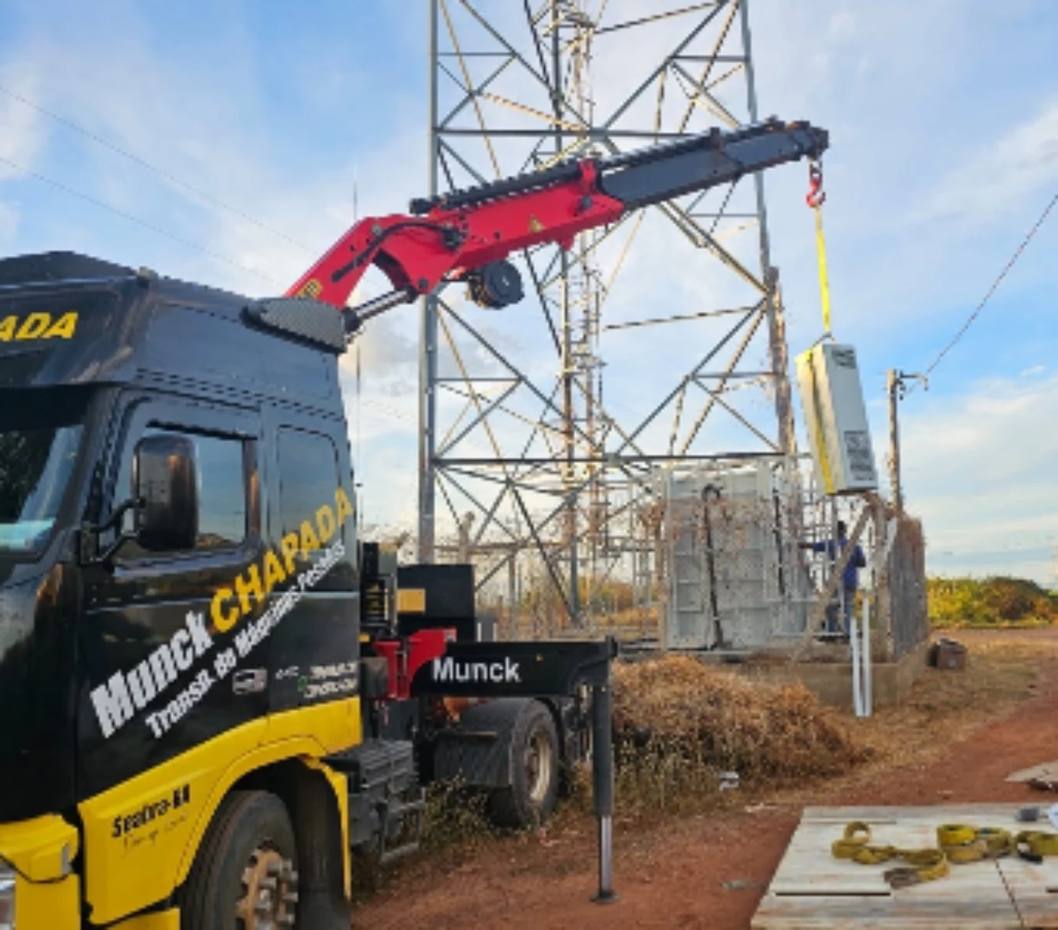 Caminhão Munck da Guindastes Chapada em operação