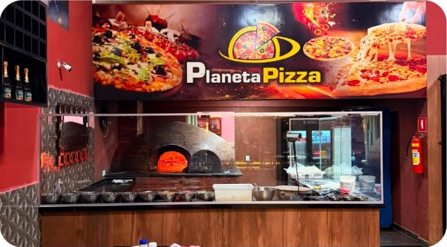 Balcão e forno da Planeta Pizza em Iraquara