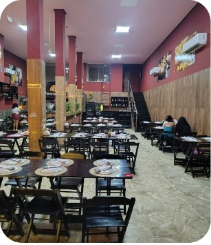 Mesas e ambiente interno da Planeta Pizza